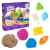 Kinetic Sand Beach Adventure sada – 907g piesku v 3 farbách s formičkami, nástrojom a hracou vaničkou