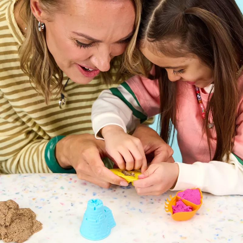 Kinetic Sand Beach Adventure sada – 907g piesku v 3 farbách s formičkami, nástrojom a hracou vaničkou