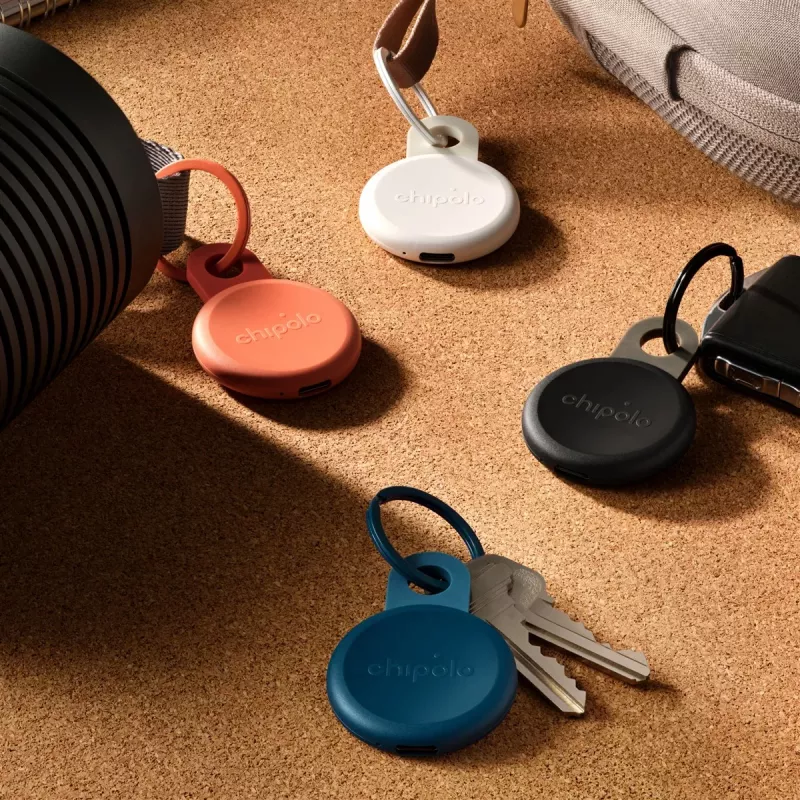 Chipolo LOOP – nabíjateľný Bluetooth tracker so silikónovým pútkom pre iOS & Android, balenie 4 ks (Charcoal, Chalk, Navy, Coral)