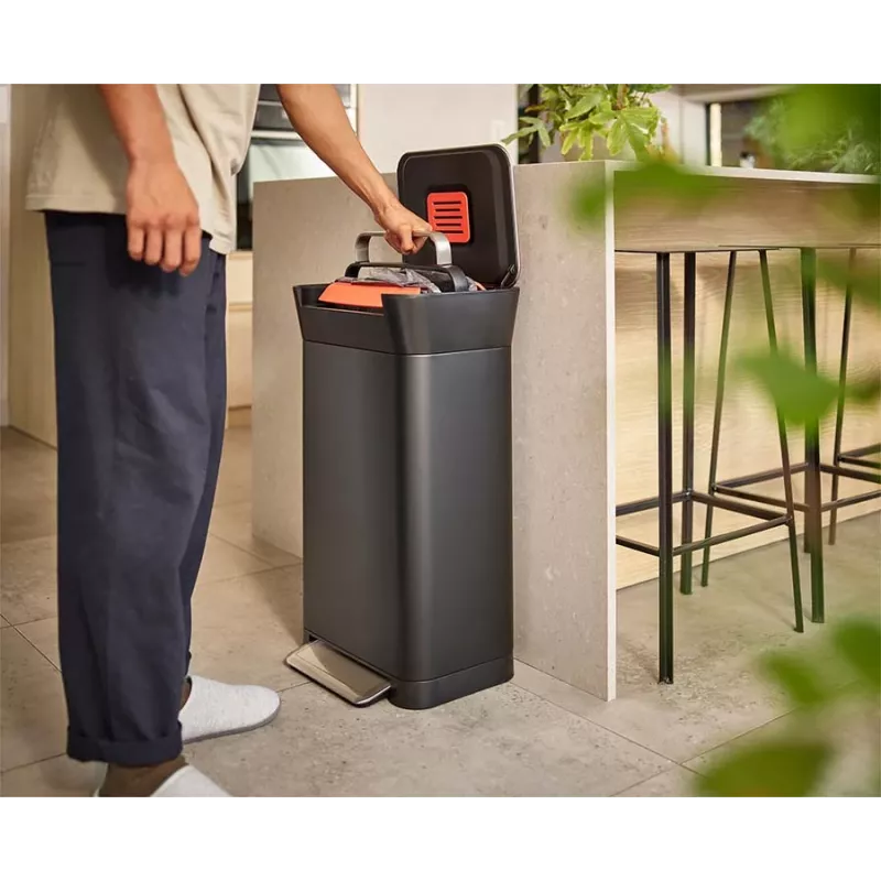 Joseph Joseph Titan 30L čierny lis na odpad