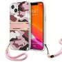 Guess GUHCP13MKCABPI pevné puzdro pre iPhone 13 / 14 / 15 6,1 palca ružové Camo Strap Collection
