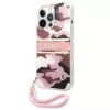 Guess Camo Strap Collection pevné puzdro pre Apple iPhone 13 Pro / iPhone 13, ružové