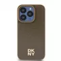 DKNY DKHMP14SPSHRPSW pevné puzdro pre iPhone 14/15/13 hnedá kožený dizajn s kovovým logom MagSafe