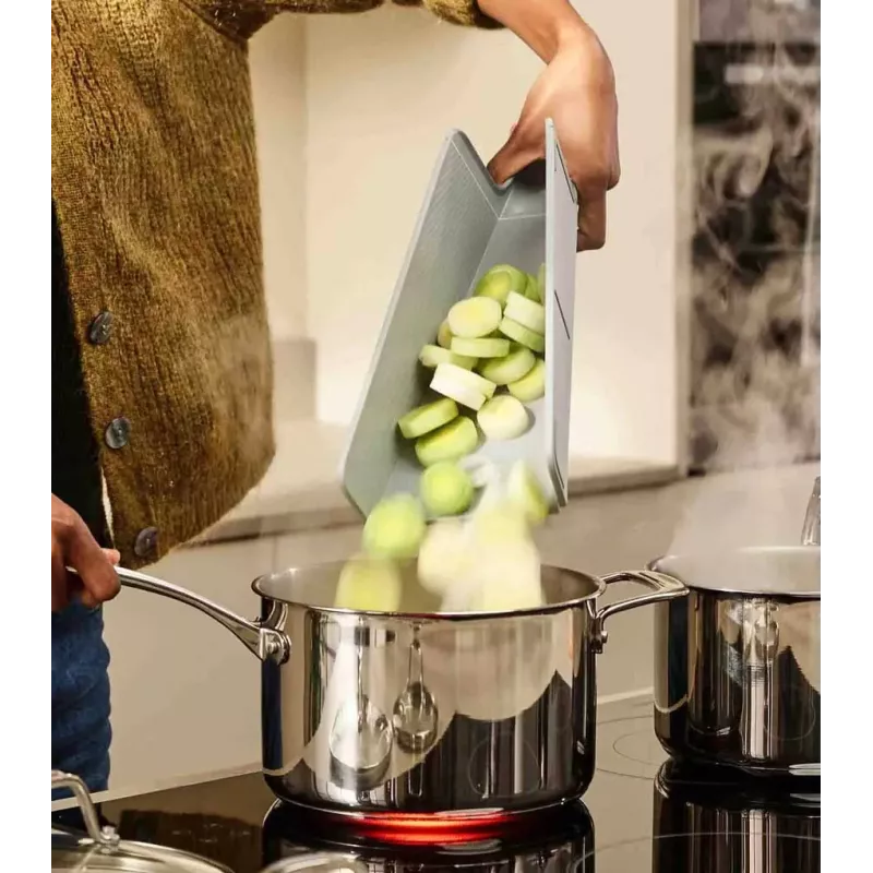 Joseph Joseph Chop2Pot Plus modrá skladacia doska na krájanie