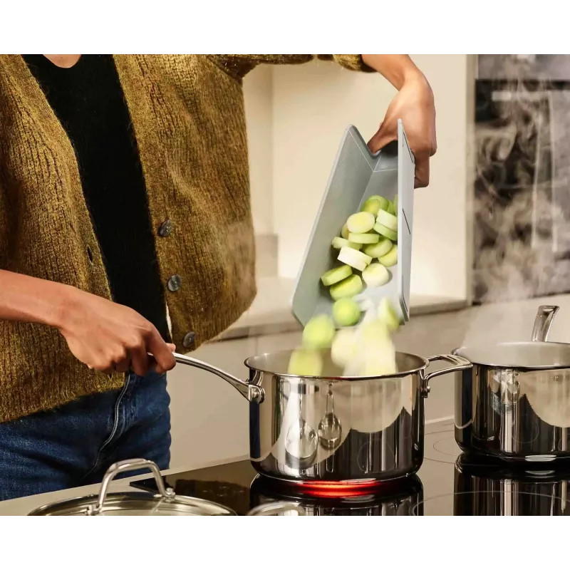 Joseph Joseph Chop2Pot Plus modrá skladacia doska na krájanie