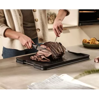 Joseph Joseph Cut&Carve Plus veľká čierna doska na krájanie s integrovanými hrotmi na pridržanie mäsa
