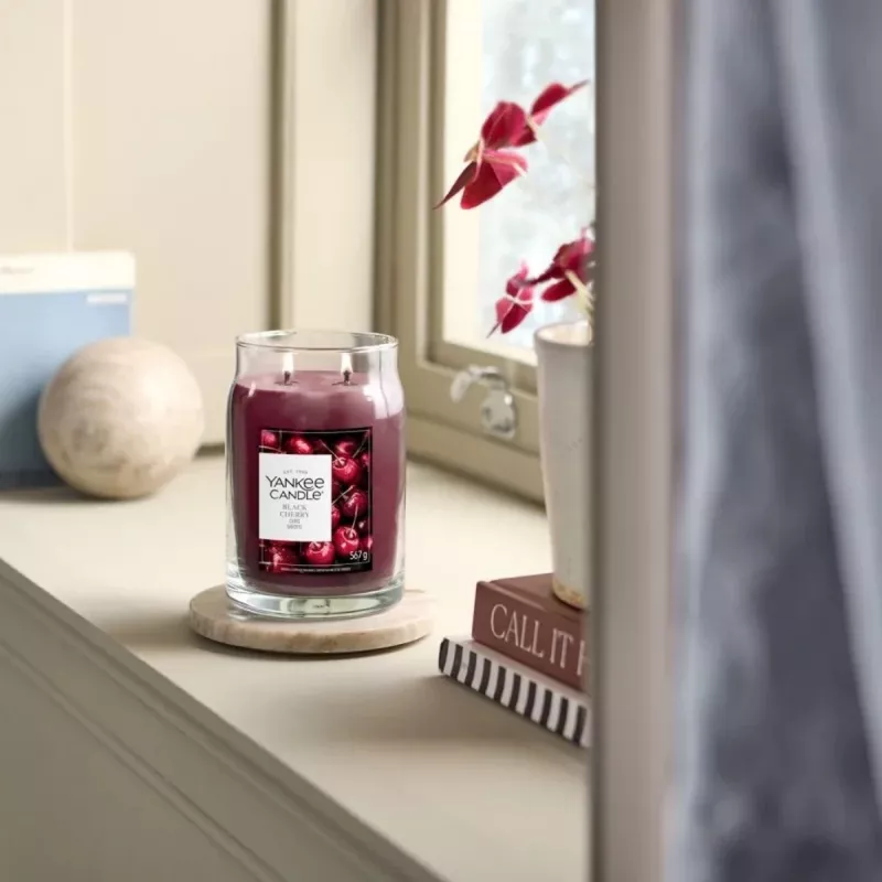 Yankee Candle Signature Black Cherry veľká sviečka v nádobe 567g