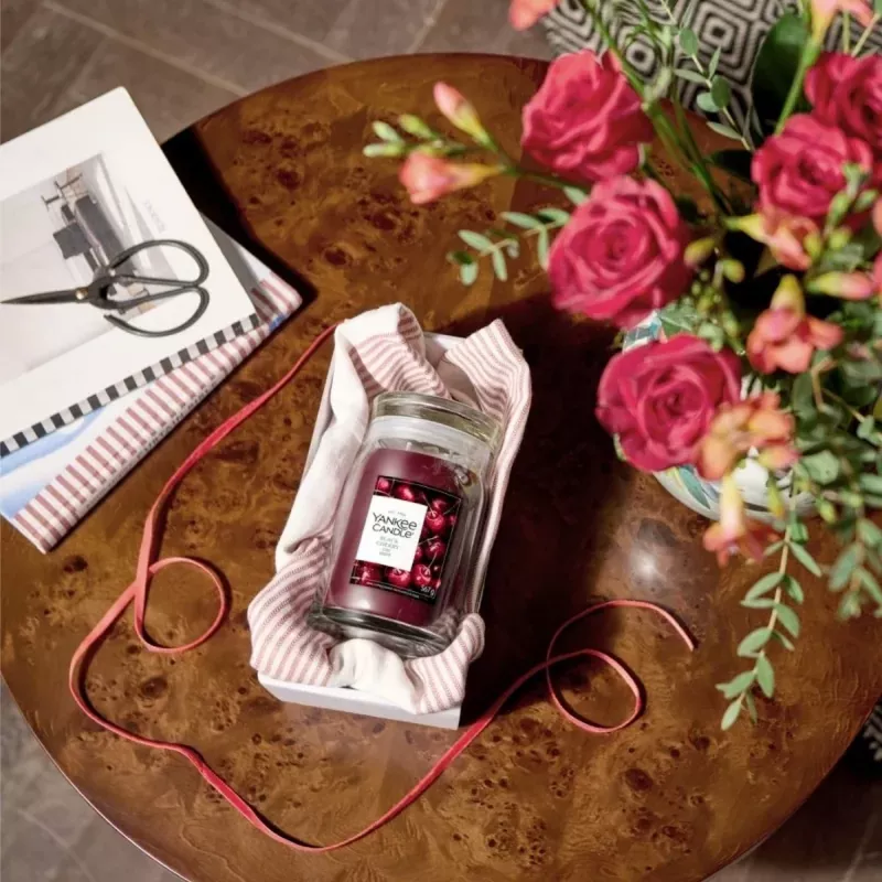 Yankee Candle Signature Black Cherry veľká sviečka v nádobe 567g