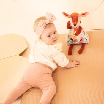 Lilliputiens aktivitná hračka so zrkadlom peek-a-boo Stella the Fawn 6m+