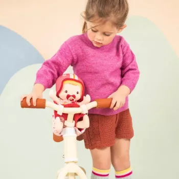 Lilliputiens Lena bábika v sedačke na bicykel s mäkkou plienkou a prilbou 18m+