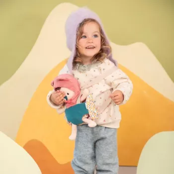 Lilliputiens Jeanne bábika v nosiči s klobúkom 18m+