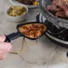 Giles & Posner EK1872GV2VDE Stolový kamenný raclette gril - 1200W, pre 8 osôb, čierna/sivá