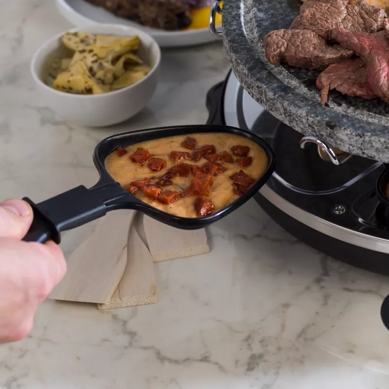 Giles & Posner EK1872GV2VDE Stolový kamenný raclette gril - 1200W, pre 8 osôb, čierna/sivá