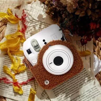 LOVEINSTANT ochranné puzdro pre Fujifilm Instax Mini 12 - plyšový dizajn psa - hnedé