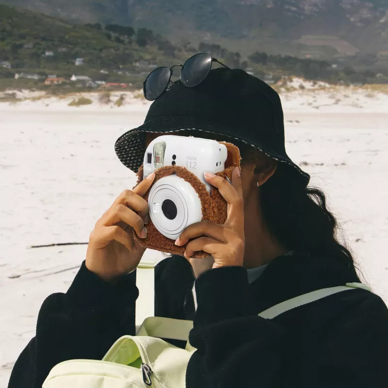 LOVEINSTANT ochranné puzdro pre Fujifilm Instax Mini 12 - plyšový dizajn psa - hnedé