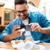 ULANZI CG02 rukoväť na smartfón s Bluetooth diaľkovým spúšťačom a LED svetlom
