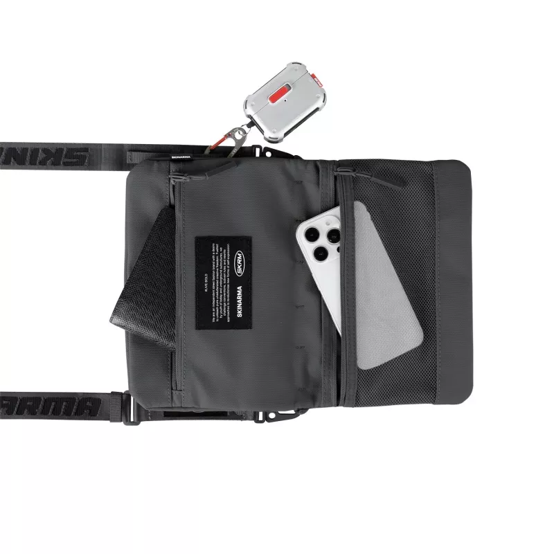 Skinarma Juno crossbody taška tmavosivá