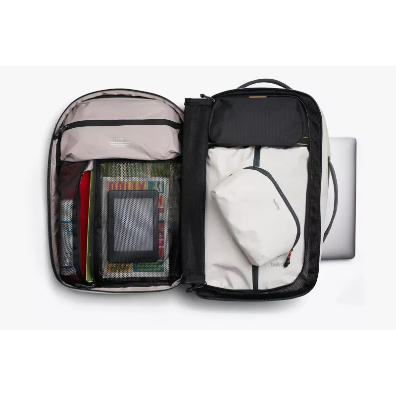 Bellroy Lite Travel Pack - 30L cestovný batoh s priehradkou na notebook (Ash)