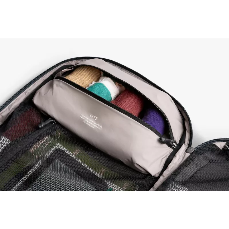 Bellroy Lite Travel Pack - 30L cestovný batoh s priehradkou na notebook (Ash)