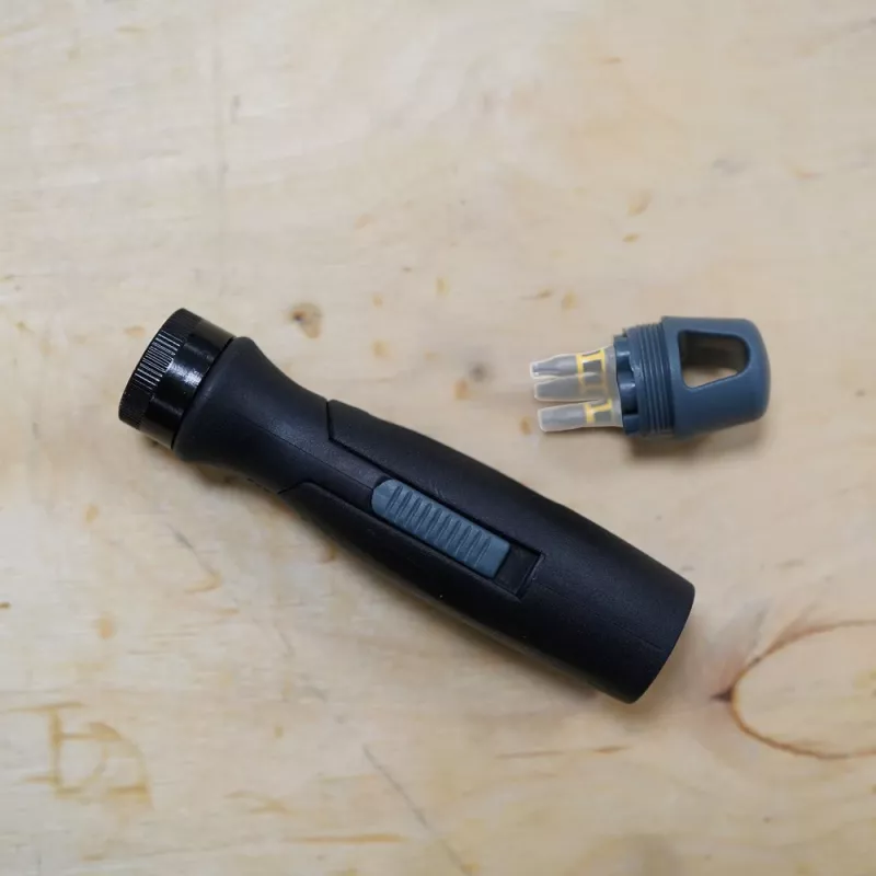 Makita P-84866 rukoväť pre multitool s čepeľami na priamočiaru pílu a adaptérom 1/4 palca hex sada