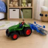 LEAN TOYS RC zelený traktor s valcom a farmárom 1:24 na diaľkové ovládanie