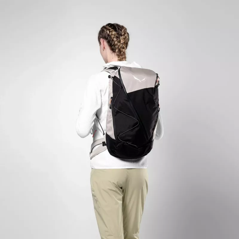 Salewa Puez 23L dámsky turistický batoh - Black Out/Oatmeal