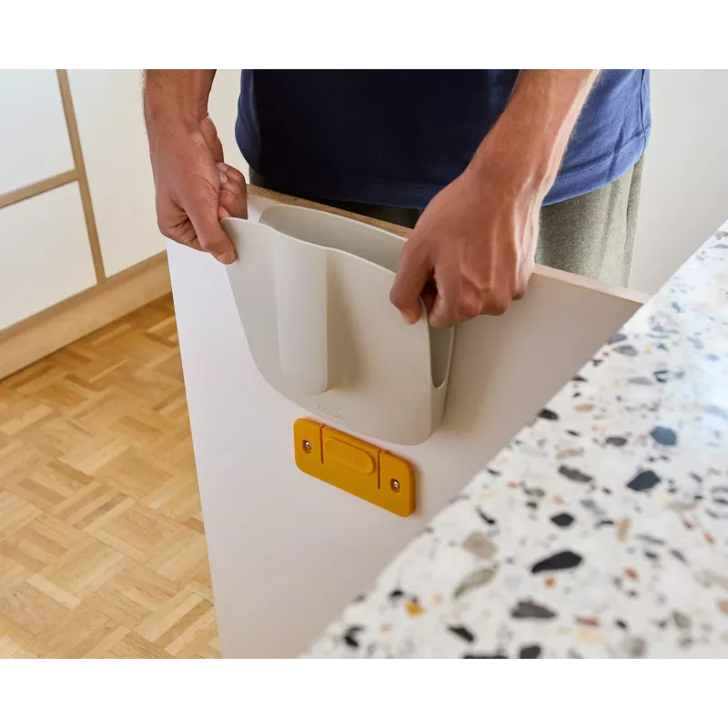 Joseph Joseph CleanTech nástenná súprava na zametanie s lopatkou a metlou