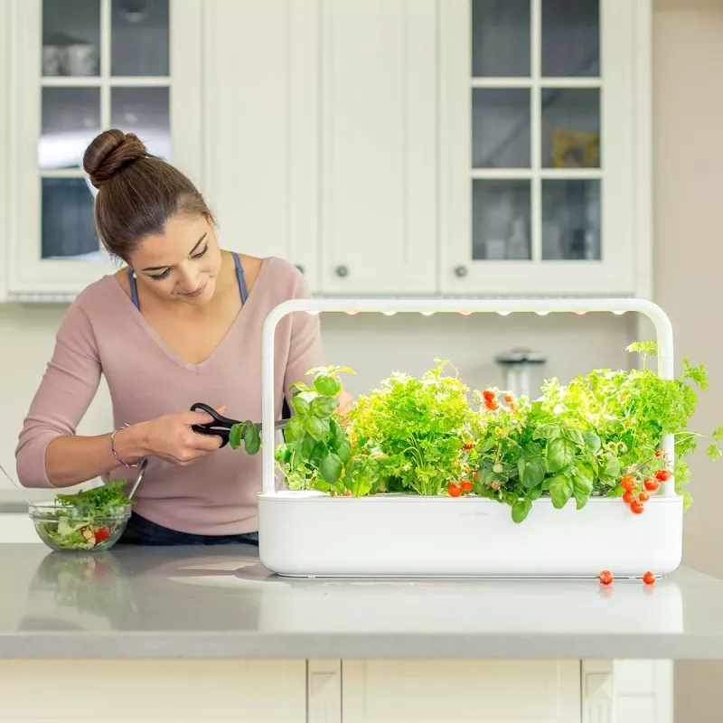 Click & Grow Smart Garden 9 interiérová bylinková a zeleninová záhrada s LED rastovými lampami, samozavlažovanie, 9 pestovateľských kapsúl, biela