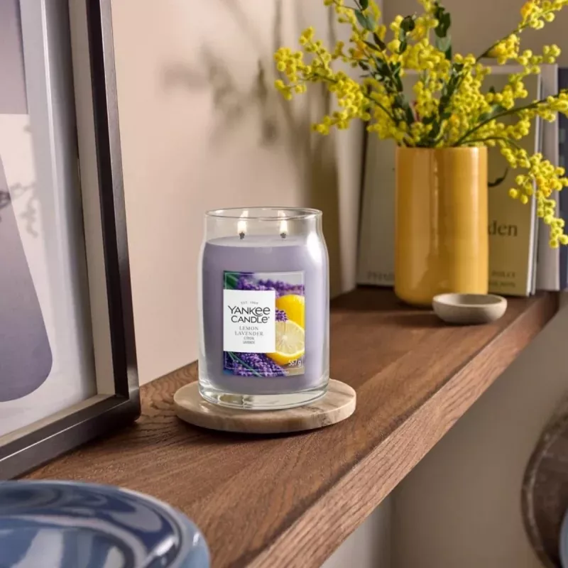 Yankee Candle Signature Lemon Lavender voňavá sviečka vo veľkej sklenenej nádobe 567g