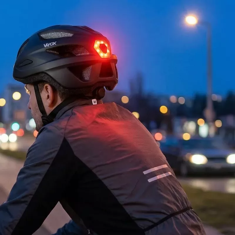 Vayox Kask Active matne čierna cyklistická prilba s LED M