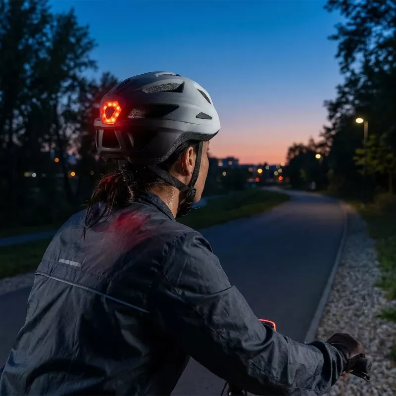 Vayox Active cyklistická prilba s LED svetlom, biela-čierna, veľkosť M (54-58 cm)