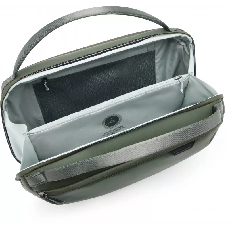 Tvarovo stabilná víkendová taška v štýle duffel Peak Design Travel Weekender 25L, Sage (BTRW-25-SG-2)