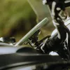 Držiak na riadidlá motocykla Peak Design Mobile V2 s funkciou nabíjania (M-MM-AJ-BK-1)