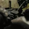 Držiak na riadidlá motocykla Peak Design Mobile V2 s funkciou nabíjania (M-MM-AJ-BK-1)