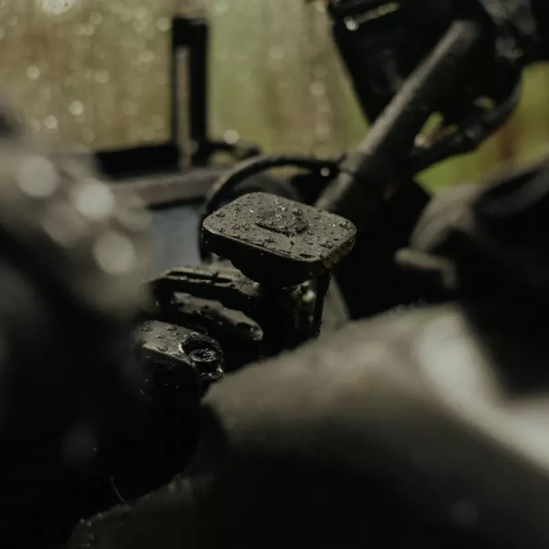Držiak na riadidlá motocykla Peak Design Mobile V2 s funkciou nabíjania (M-MM-AJ-BK-1)