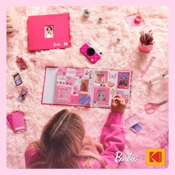 Kodak x Barbie 8x8 palcový scrapbook fotoalbum s látkovým obalom a okienkom na fotografiu, ružový (RODB2X3SBPK)