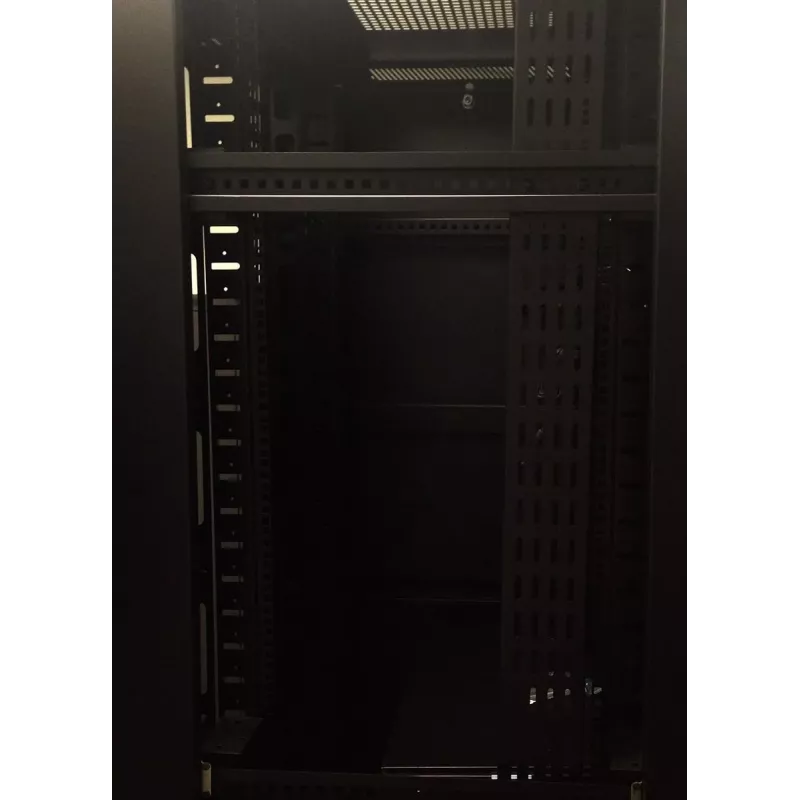 DSIT 47U vertikálny panel na manažment káblov 30 cm široký, čierny