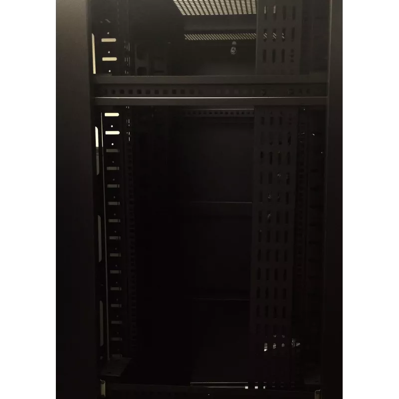 DS-IT vertikálny panel na manažment káblov - 27U - 30 cm široký (DS-CABLETRAY-27U-30)