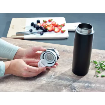 LEIFHEIT Thermo Flip 600 ml čierny izolovaný cestovný hrnček