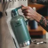 STANLEY Easy-Pour Growler Classic pivový džbán 1,9L zelená