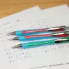 Schneider Slider Rave guľôčkové pero balenie 3 ks, rôzne modré atramenty, Medium 1,0 mm, Viscoglide technológia, ergonomická gumená úchopová zóna, kovový klip, doplniteľné 132597