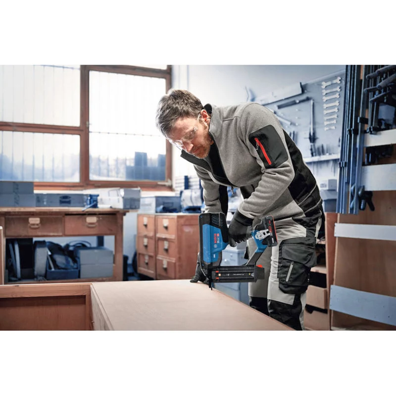 Bosch Professional GNH 18V-50-2M akumulátorová 18V sponkovačka (holé náradie, modrá/čierna)