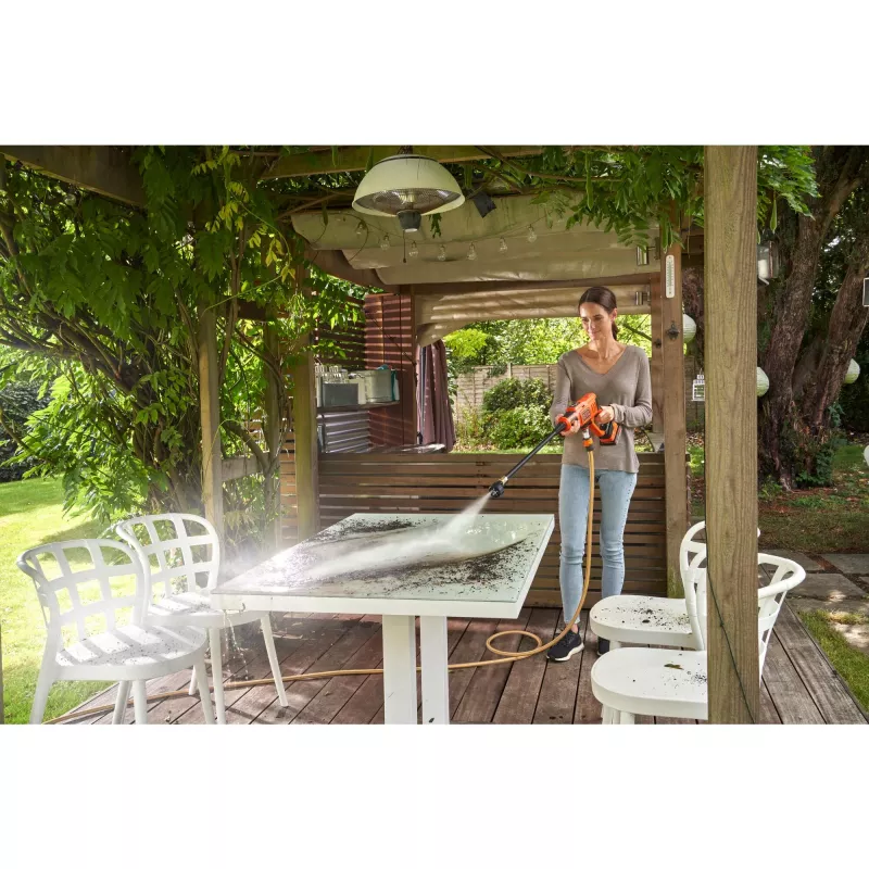 Black & Decker 18V akumulátorový vysokotlakový čistič 24 Bar s 2,0Ah batériou a nabíjačkou (BCPC18D1-QW)