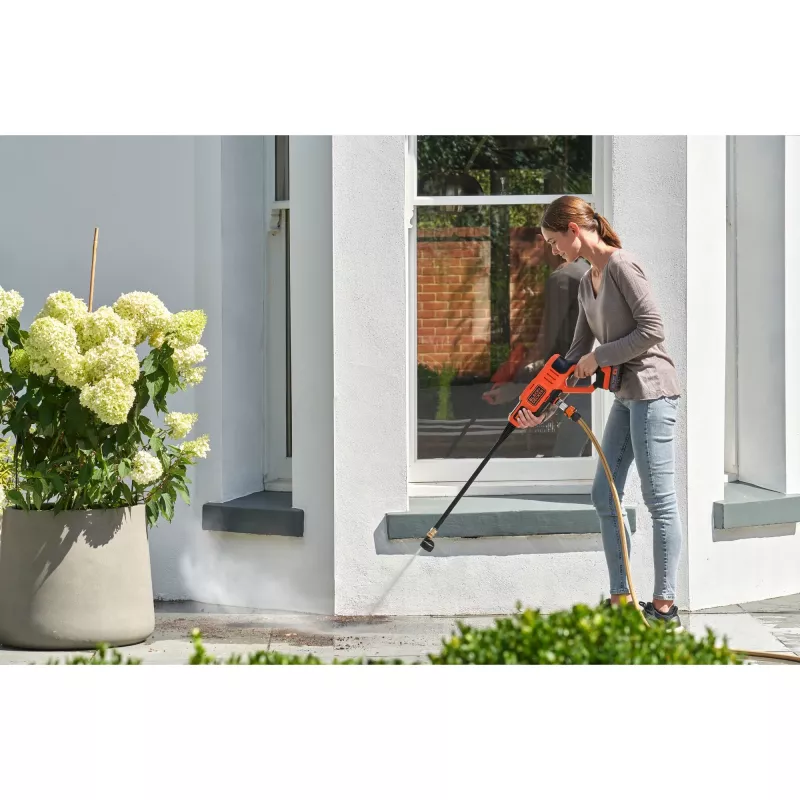 Black & Decker 18V akumulátorový vysokotlakový čistič 24 Bar s 2,0Ah batériou a nabíjačkou (BCPC18D1-QW)
