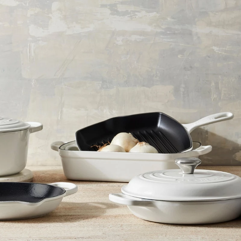 Le Creuset liatinová štvorcová grilovacia panvica 26x26 cm biela