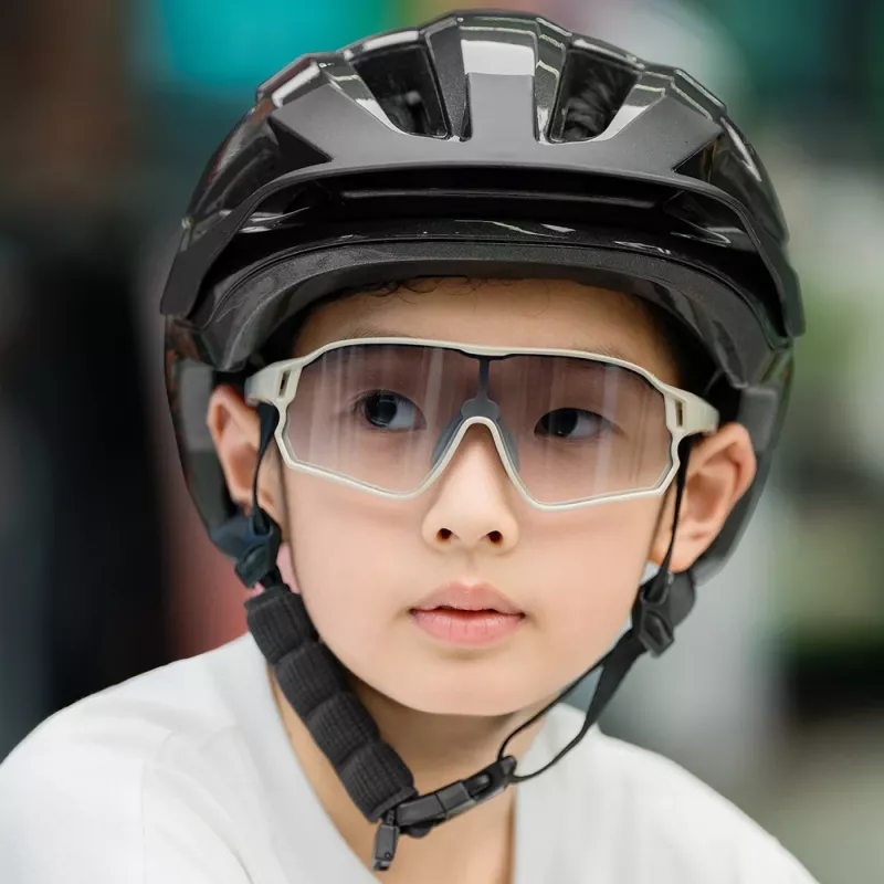 Detská cyklistická prilba Rockbros LK-67 s odnímateľným štítom 54–58 cm, sivá