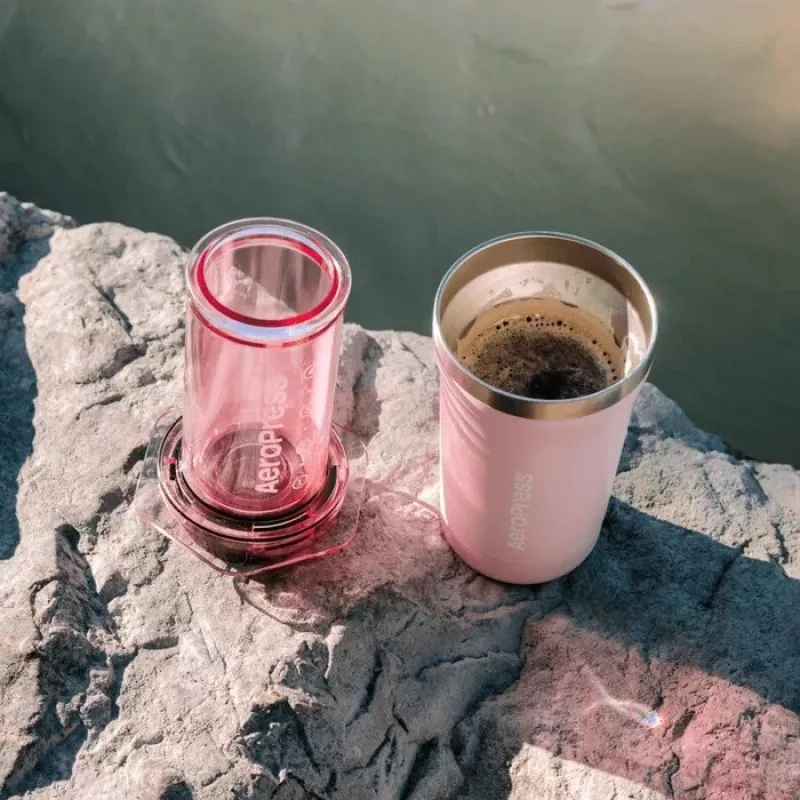 AeroPress Go Plus kávovar s ružovým termohrnčekom 475 ml