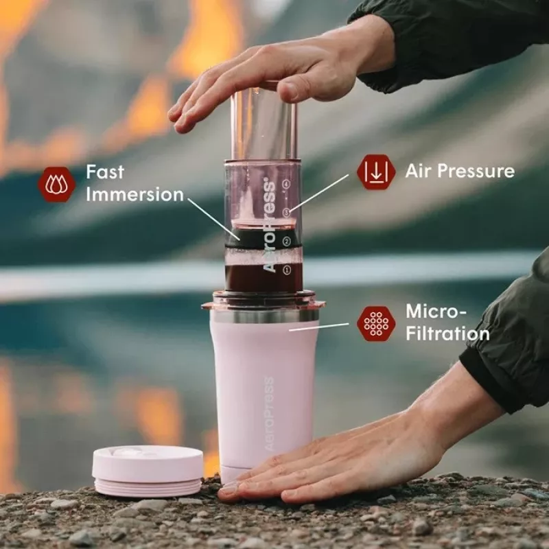 AeroPress Go Plus kávovar s ružovým termohrnčekom 475 ml