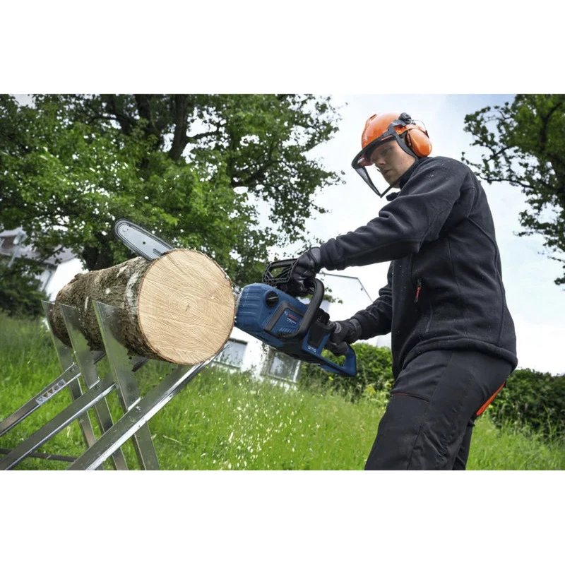 BOSCH Professional GKE 18V-40 akumulátorová reťazová píla, 18V, 5,5 Ah Li-Ion batéria, modrá
