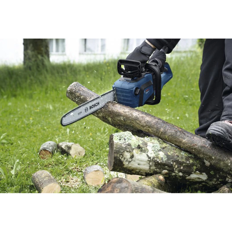 BOSCH Professional GKE 18V-40 akumulátorová reťazová píla, 18V, 5,5 Ah Li-Ion batéria, modrá